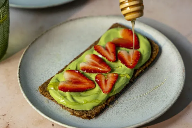 Tost s jagodama i matchom